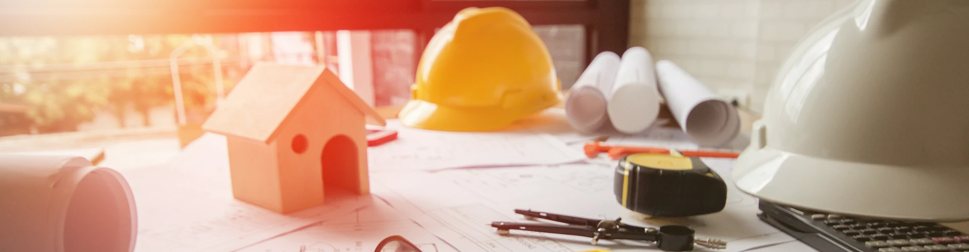 biały i&nbsp;żółty kask