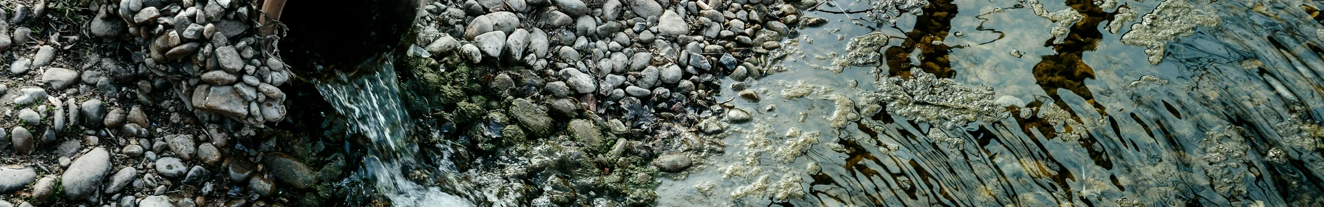 ścieki spływające po kamieniach